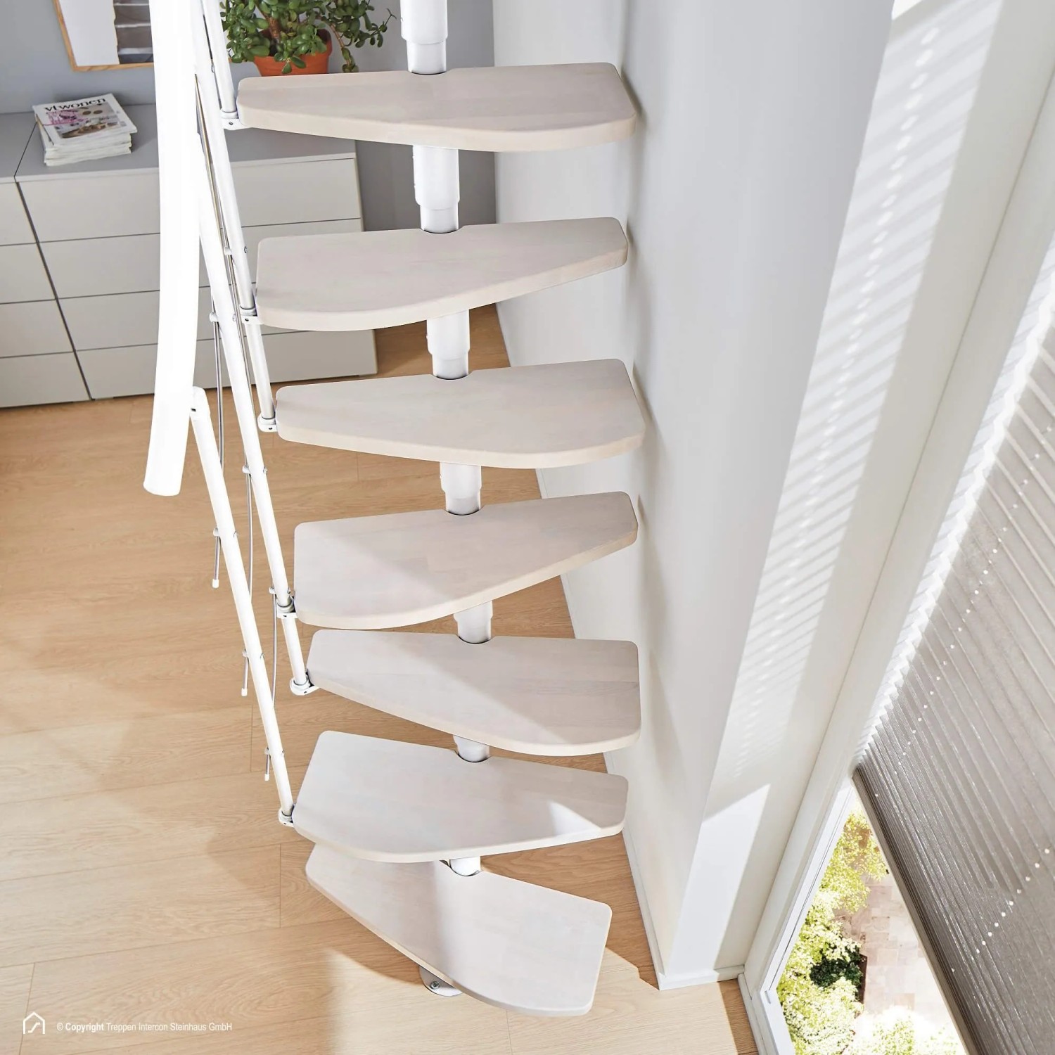Weiße Raumspartreppe Alpha mit Buchenholzstufen und Metallgeländer, 11 Stufen.