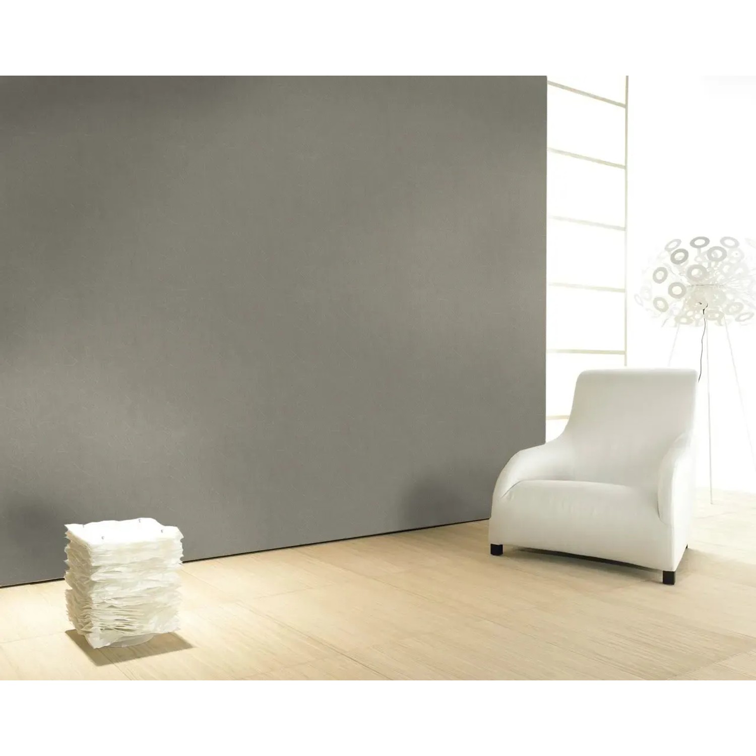 Graue Colani Vliestapete Visions Uni Striche an Wand im Wohnraum.