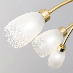 Detailaufnahme der goldenen Orion Hängeleuchte Carla mit acht satinierten Glasschirmen.