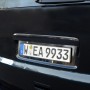 Eufab Befestigungsset für 2 KFZ-Kennzeichen AT am Auto montiert.
