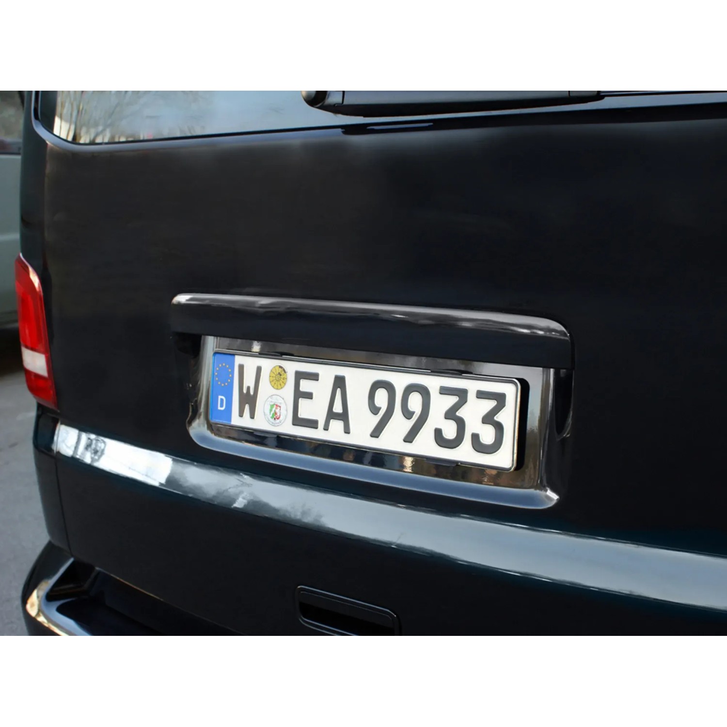 Eufab Befestigungsset für 2 KFZ-Kennzeichen AT am Auto montiert.