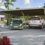 Weka Doppelcarport Mugello aus Holz mit zwei geparkten Autos.