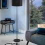 Schwarze Eglo Stehleuchte Maserlo mit Stoffschirm im Wohnzimmer. Design-Stehlampe mit E27 Fassung.