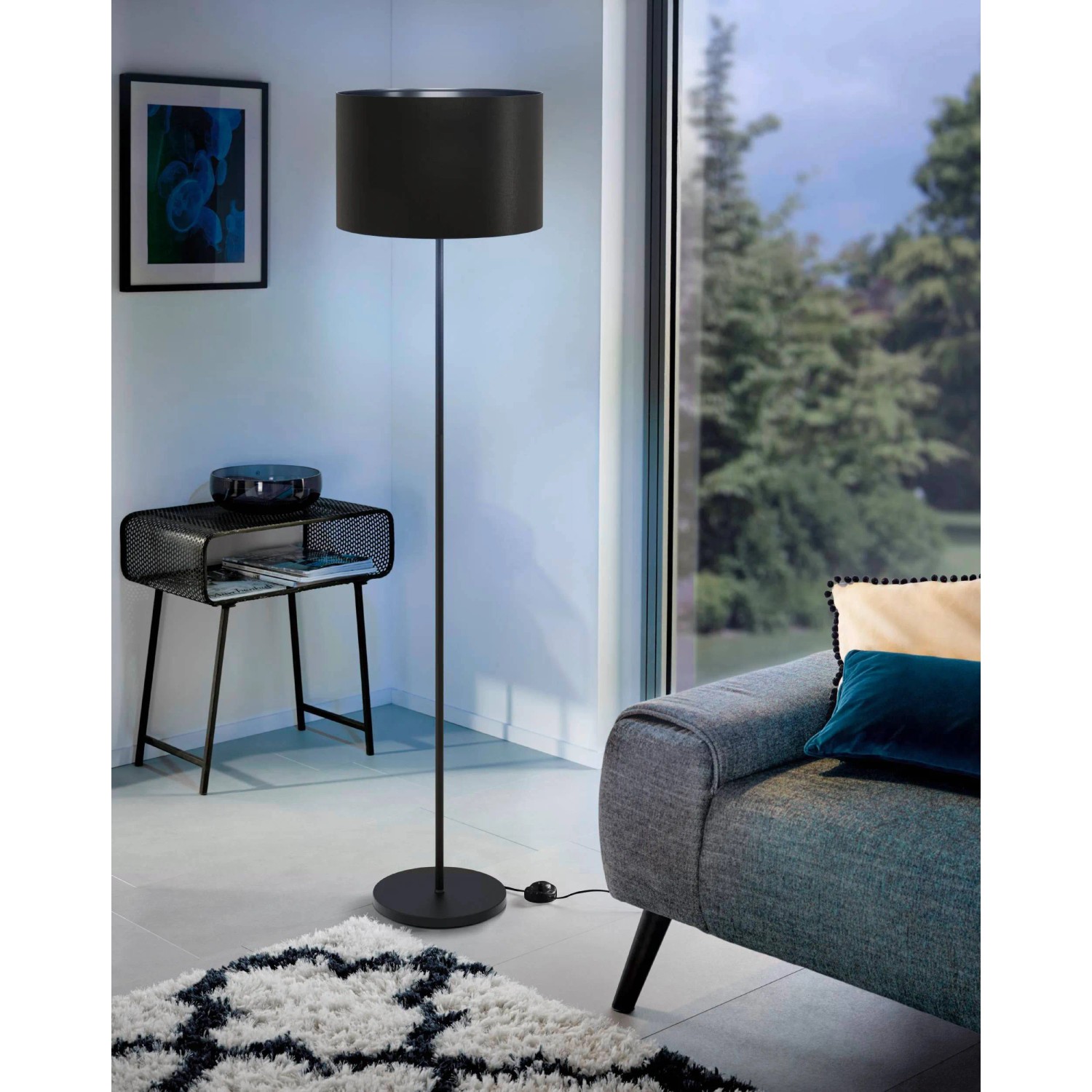 Schwarze Eglo Stehleuchte Maserlo mit Stoffschirm im Wohnzimmer. Design-Stehlampe mit E27 Fassung.