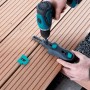 wolfcraft Terrassenbau Set im Einsatz: Bohren von Terrassendielen mit Bohrmobil und Akkuschrauber.