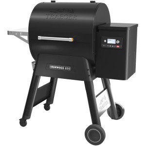 Schwarzer Traeger Ironwood 650 Holzpelletgrill mit digitaler Steuerung und Seitenablage.