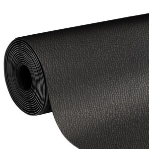 Aufgerollte, schwarze KARAT Stallmatte/Kuhmatratze, wasserbeständig, 200x100x0,45 cm, für Tierhaltung.