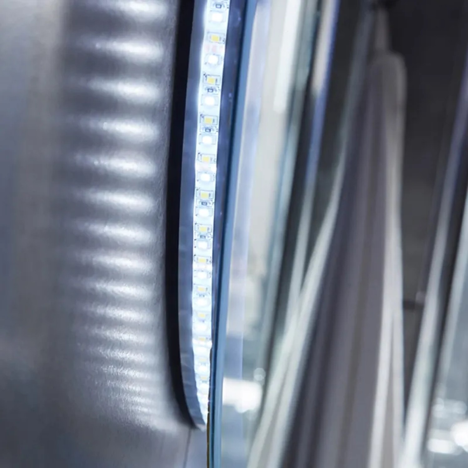 Detailaufnahme: Runder Badspiegel mit LED-Beleuchtung (Kaltweiß) von Aica Sanitär.