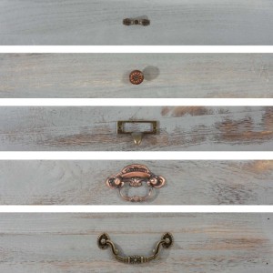 Graues Pflanzregal aus Paulowniaholz mit 5 Ablagen in Schubladenoptik und unterschiedlichen Vintage-Metallgriffen.