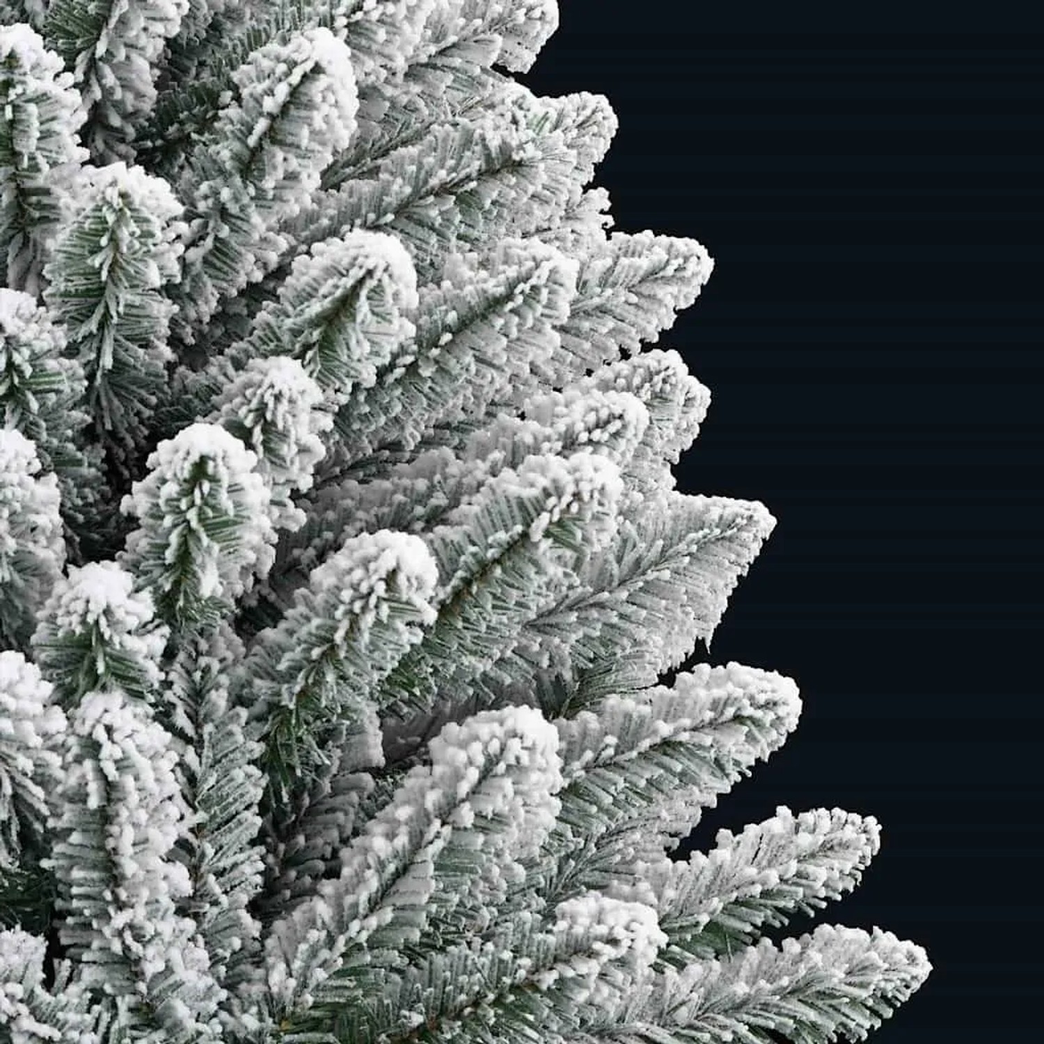 Detailaufnahme: Grün-weißer, künstlicher Weihnachtsbaum mit Schnee-Effekt.