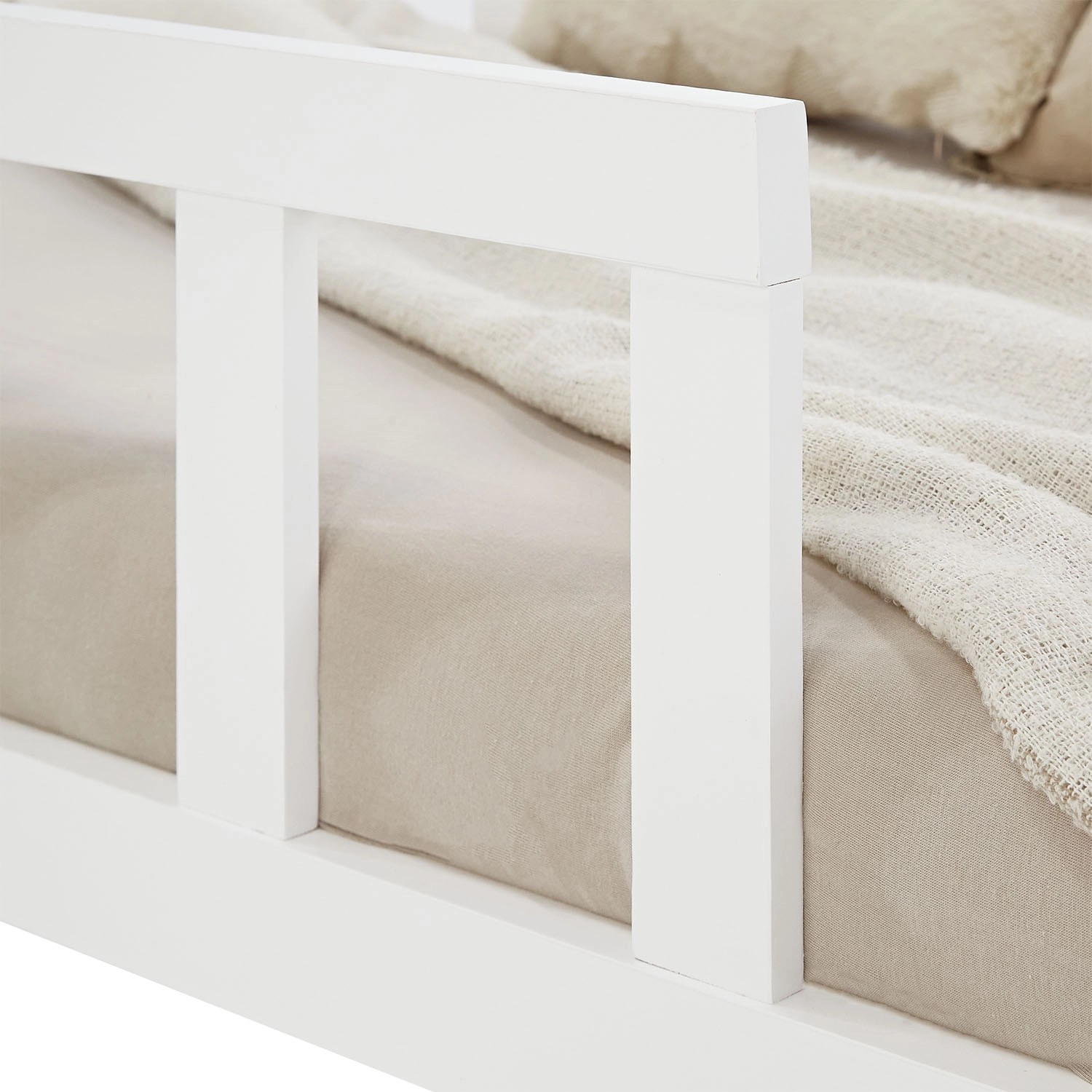 Detailansicht: Weißes Homestyle4u Kinderbett 90x200 mit Rausfallschutz.