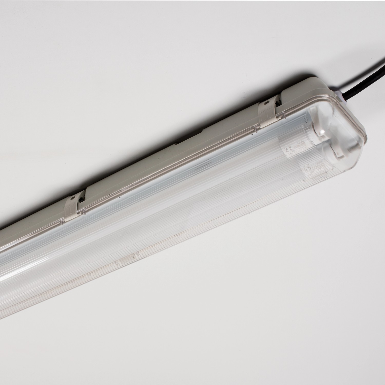 Graue LED-Feuchtraumleuchte mit Sensor, 120 cm, für Keller & Garage.