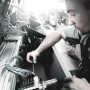 Mann schraubt mit Wera Schraubendreher-Set Kraftform Micro an Maschine. Schraubenzieher für Feinmechanik.