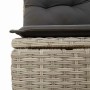 Detailansicht eines hellgrauen Gartenmöbel-Sets aus Polyrattan mit grauen Kissen.