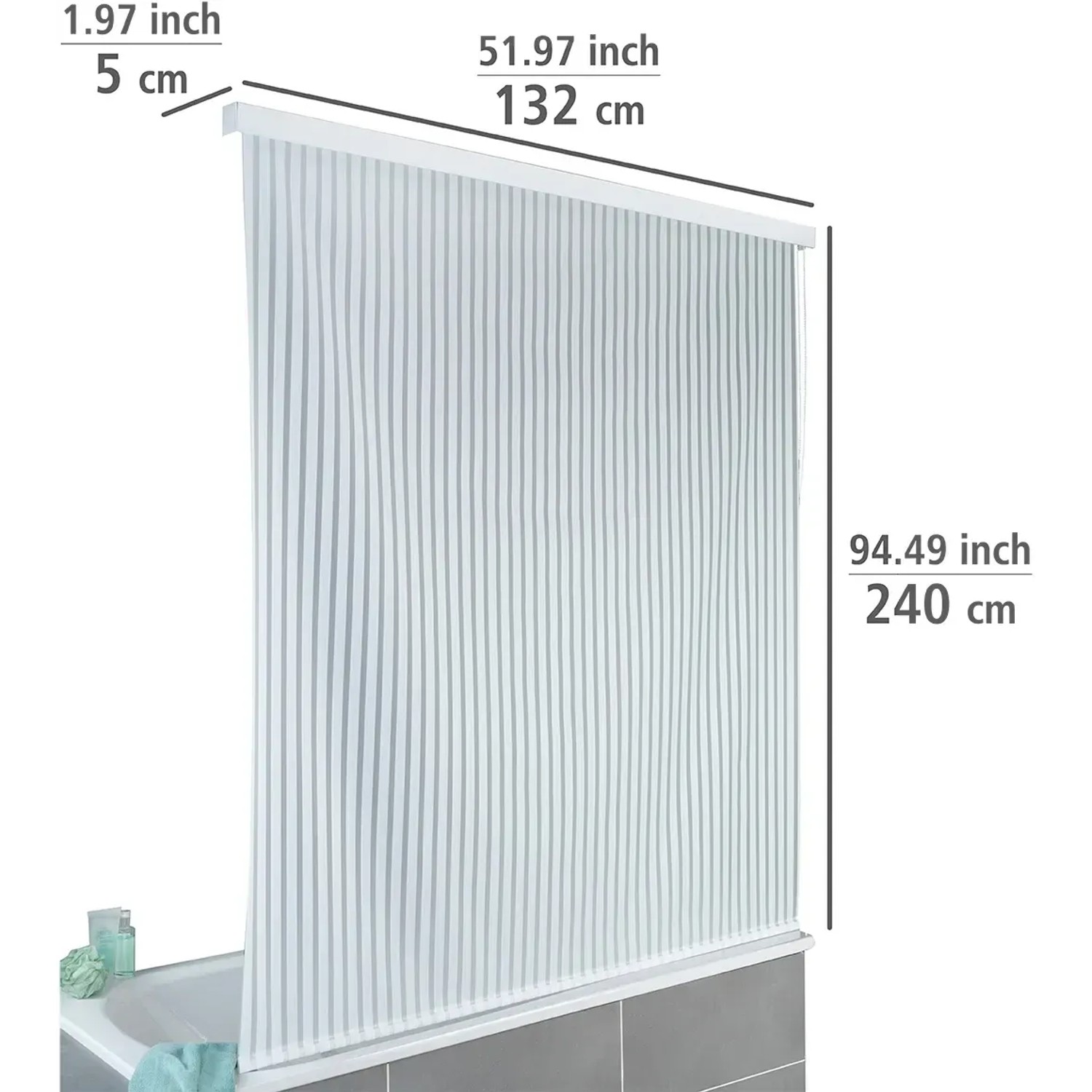 Wenko Duschrollo 128x240 cm, weiß gestreift, an Badewanne montiert.