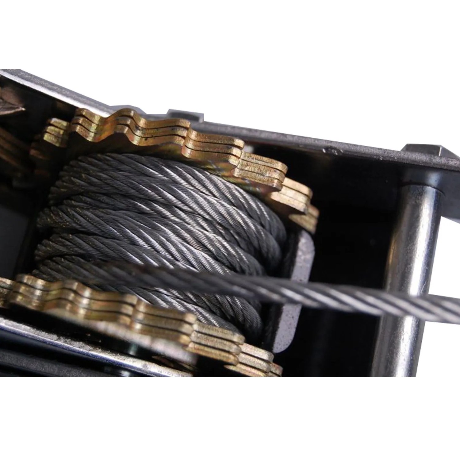 TRUTZHOLM Seilzug 4t: Detailansicht des 5,6 mm Drahtseils auf der Seilwinde mit Ratsche für schwere Lasten.