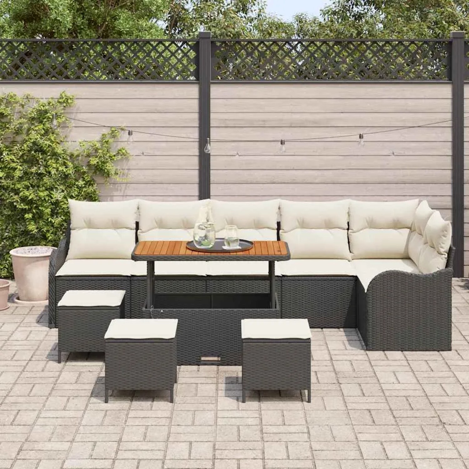 Schwarzes 10-tlg. vidaXL Garten-Sofa-Set aus Poly Rattan mit Tisch und Hockern.