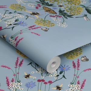 Joules Vliestapete Perfect Pollinators Haze Blue mit Blumen, Schmetterlingen und Insekten.