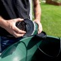 metabo Akku-Tauchpumpe TPF 18 LTX 2200 wird in Regentonne eingesetzt. Elektro-Pumpe zur Gartenbewässerung.