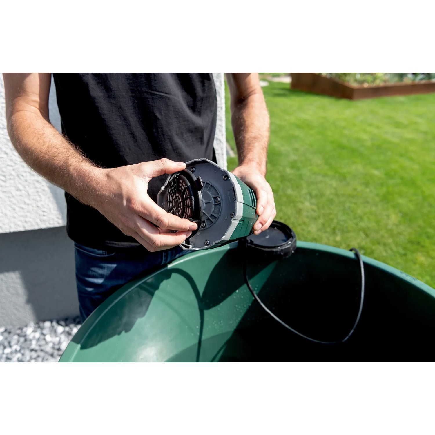 metabo Akku-Tauchpumpe TPF 18 LTX 2200 wird in Regentonne eingesetzt. Elektro-Pumpe zur Gartenbewässerung.