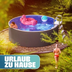 Runder Poolomio Stahlwandpool 355x90 cm in Graphit mit Poolleiter, Badespielzeug und Badegästen im Garten.