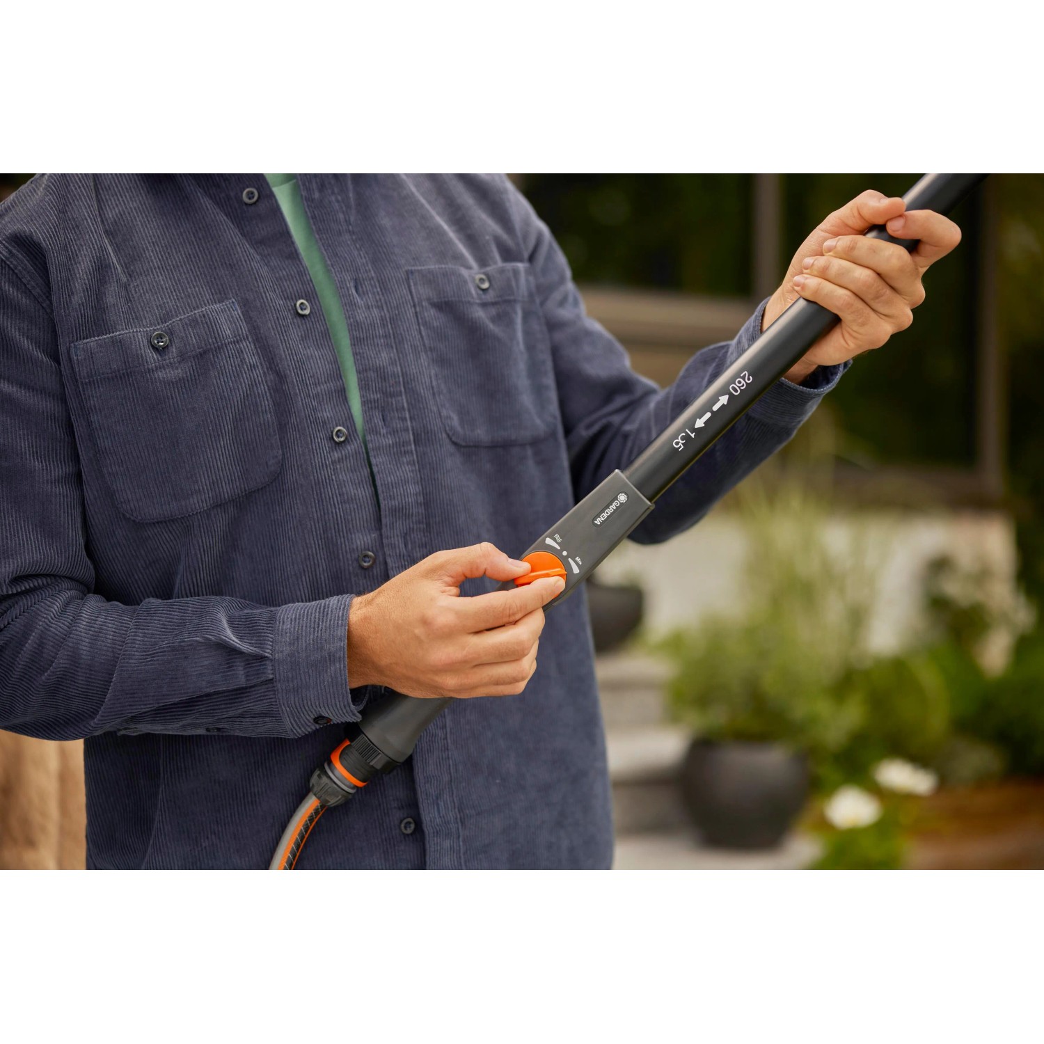 Gardena Cleansystem Teleskop-Stiel M-XL in Anthrazit mit Wassermengenregulierung.