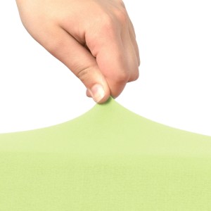 Hand dehnt hellgrüne Beautissu Stretch Stehtischhusse. Zeigt die hohe Elastizität des Stoffes für optimale Passform.
