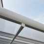 Detailansicht der weißen Home Deluxe Terrassenüberdachung Solis aus Aluminium und Hohlkammerplatten.