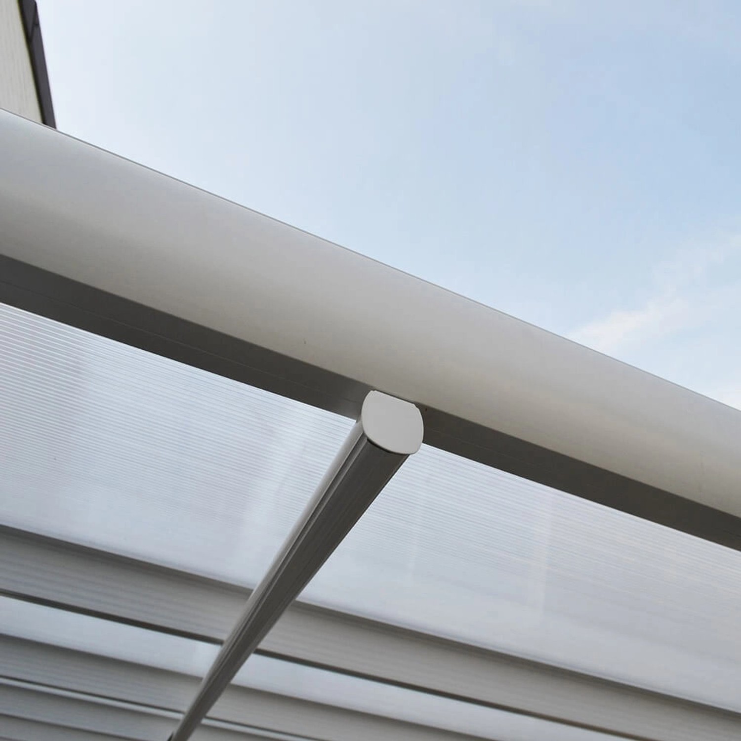 Detailansicht der weißen Home Deluxe Terrassenüberdachung Solis aus Aluminium und Hohlkammerplatten.