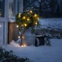 Konstsmide LED Biergarten Lichterkette mit bernsteinfarbenen Birnen im Schnee.