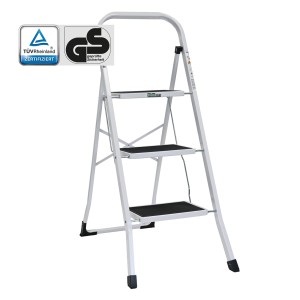 Weiße TRUTZHOLM Trittleiter mit 3 Stufen, klappbar, TÜV/GS geprüft bis 150 kg.