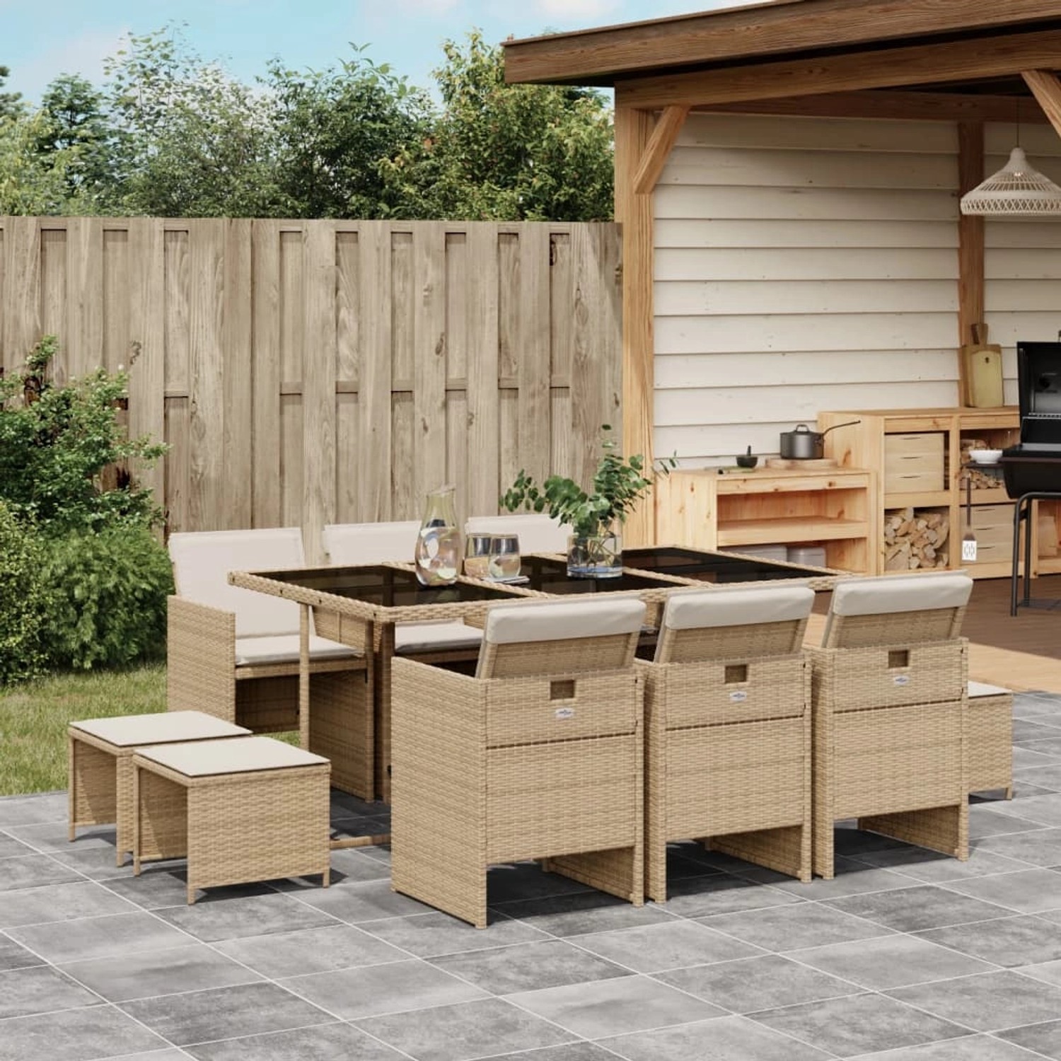 Beige 11-tlg. Garten Essgruppe aus Polyrattan mit Tisch, Stühlen, Hockern und Kissen.