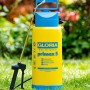 Gelb-blaues Gloria Drucksprühgerät Primex 5 mit Messing-Sprühlanze im Garten.