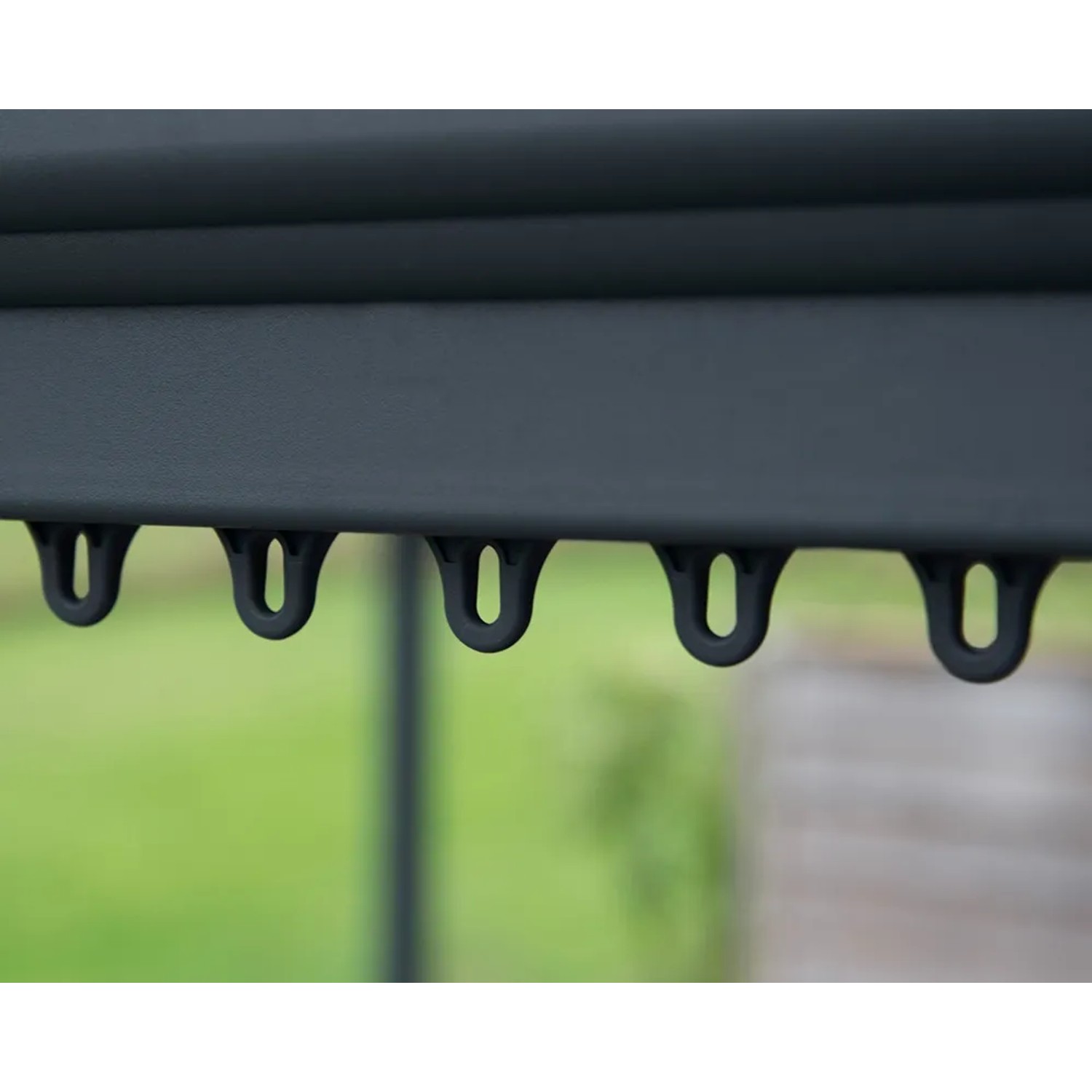 Detailaufnahme: Anthrazitfarbener Palram Canopia Milano Gartenpavillon mit Vorhangbefestigungsclips.