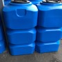 Blauer KMND 500L quadratischer Trinkwasser Wassertank aus Polyethylen mit schwarzem Deckel, gestapelt.