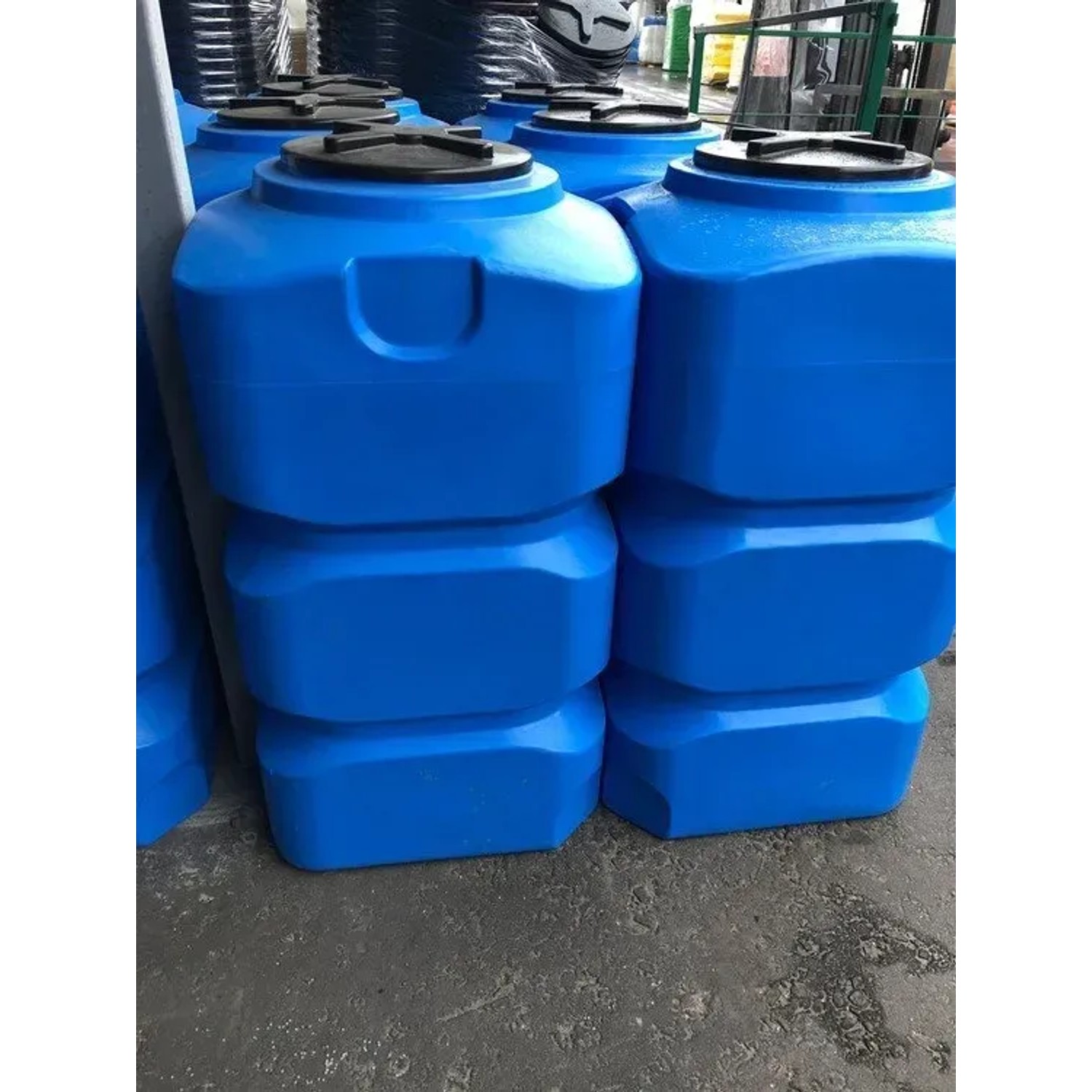 Blauer KMND 500L quadratischer Trinkwasser Wassertank aus Polyethylen mit schwarzem Deckel, gestapelt.