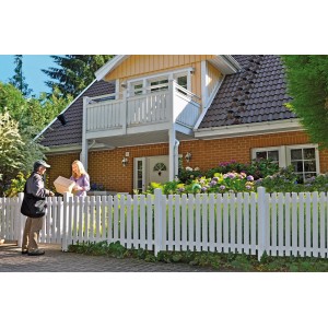 Weißer T & J Vorgartenzaun Lightline (180x80cm) vor einem Haus mit Garten.