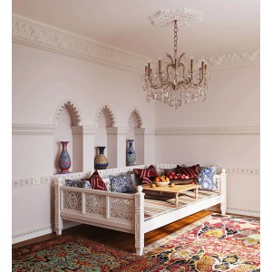 Raum mit PROFHOME Zierleiste im orientalischen Stil, weiße Deckenleiste und Stuckelemente.