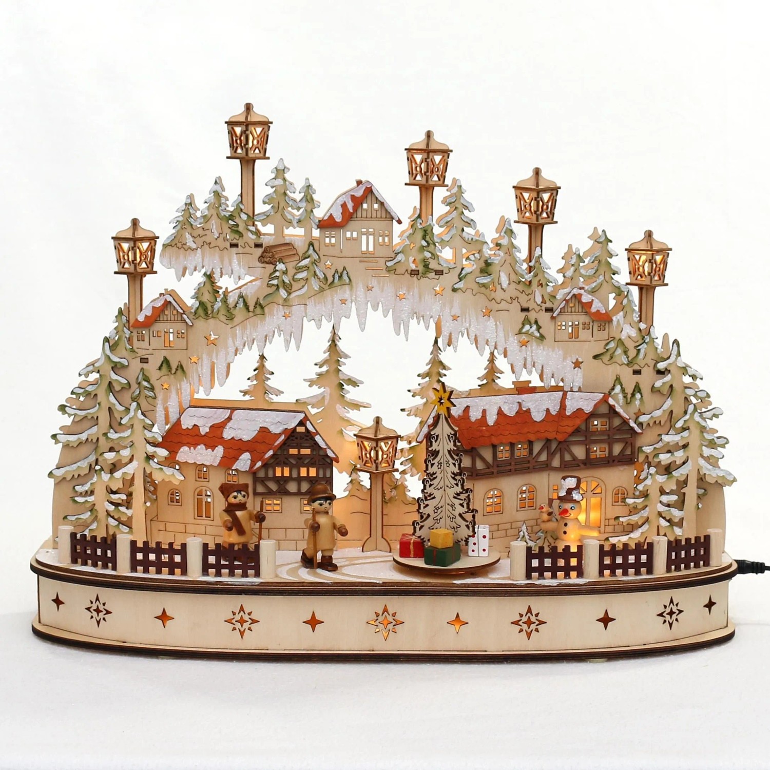 Dekohelden24 LED Holz Schwibbogen mit Bewegtem Weihnachtsbaum Inklusive Netzteil und Batteriebetrieb Möglich mit Wanderfiguren L/B/H 45 x 12 x 35 cm