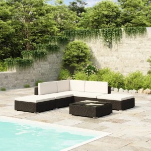 Schwarzes 6-tlg. Garten-Lounge-Set aus Poly Rattan mit cremeweißen Auflagen neben Pool.