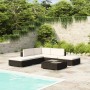 Schwarzes 6-tlg. Garten-Lounge-Set aus Poly Rattan mit cremeweißen Auflagen neben Pool.