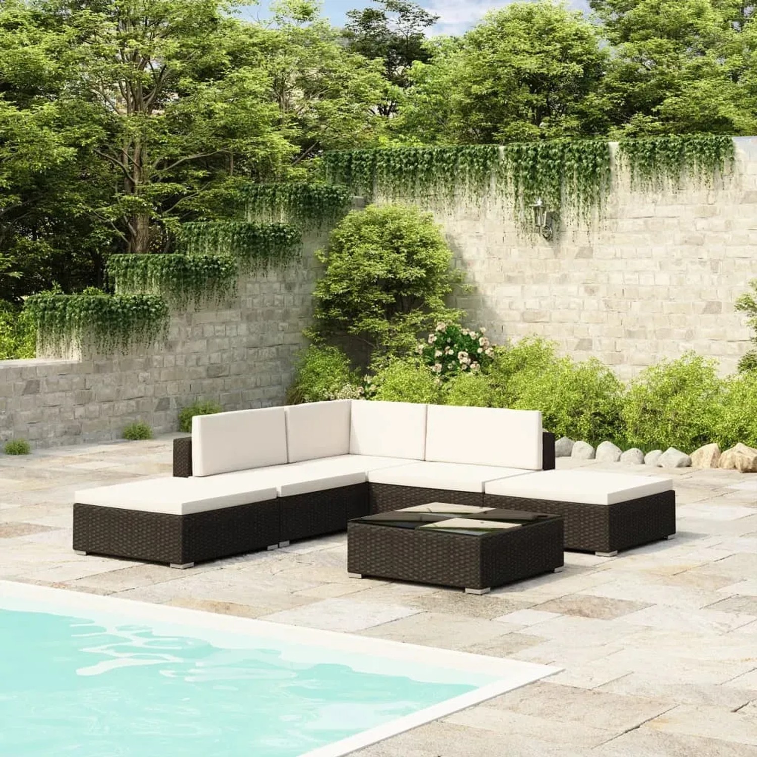 Schwarzes 6-tlg. Garten-Lounge-Set aus Poly Rattan mit cremeweißen Auflagen neben Pool.