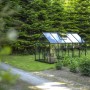 Halls Gewächshaus Popular, 6,2 m², schwarz, mit Dachfenster im Garten.