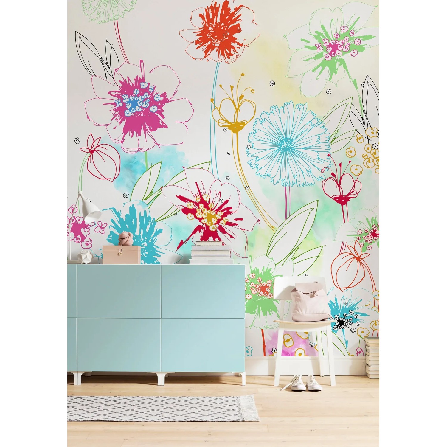 Komar Vliesfototapete Joyful mit bunten Blumenzeichnungen im Interieur.