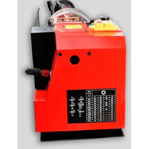 Detailansicht der roten Rotwerk EDM 350 BL Drehmaschine mit Tabelle für Gewindesteigungen.