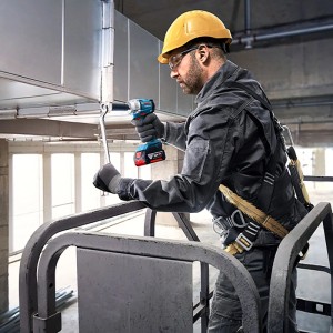 Handwerker nutzt Bosch Professional Akku-Drehschlagschrauber GDS 18V-350 für Montage an Metallkonstruktion.