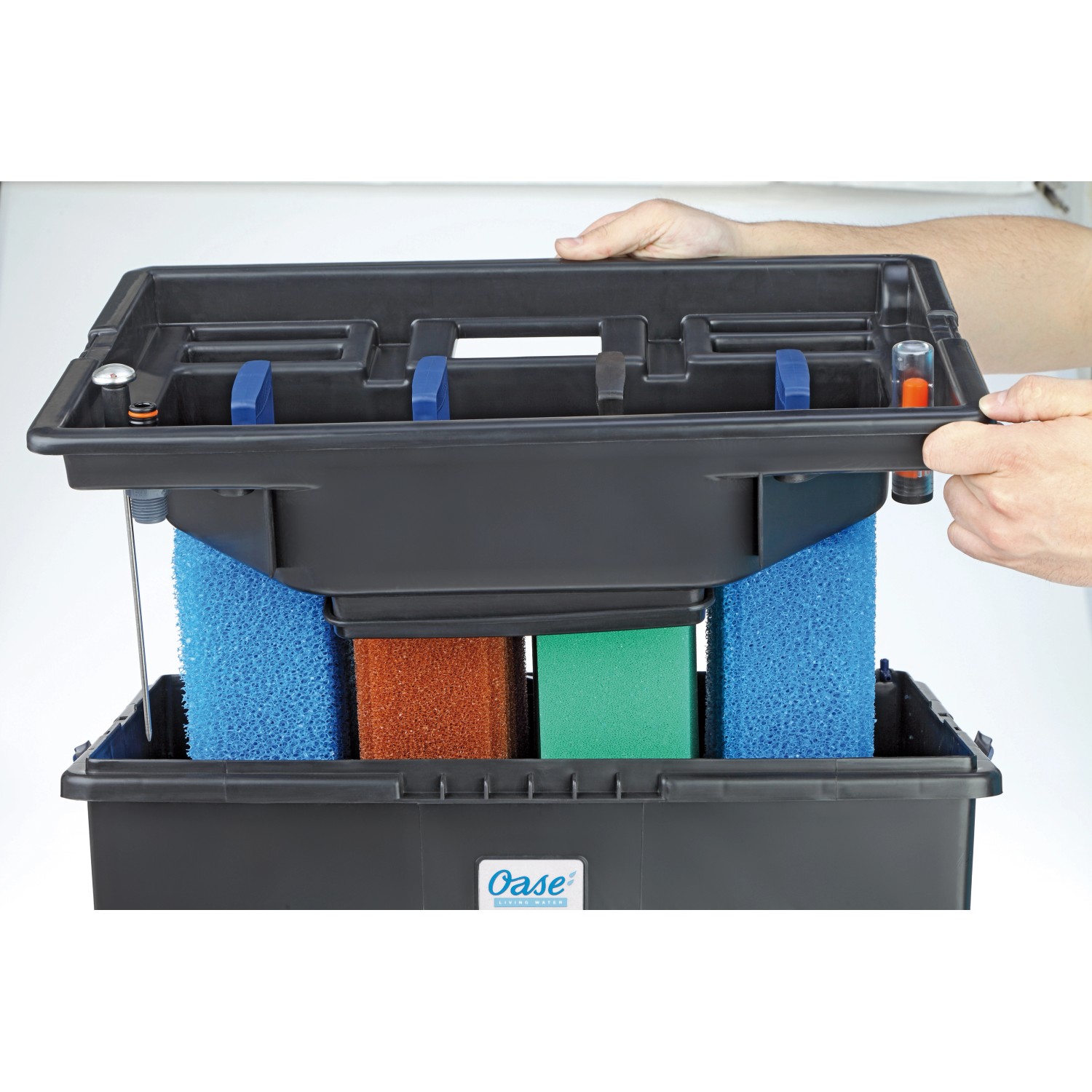 Oase BioSmart 18000 Durchlauffilter mit Filterschwämmen in blau, rot und grün.