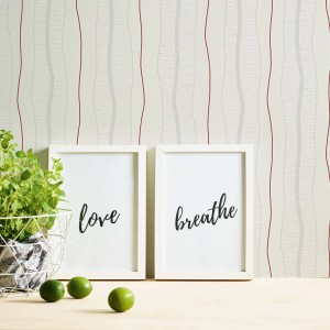 Gestreifte Vliestapete in Weiß, Rot und Grau mit Linienmuster für Wohn- und Esszimmer.