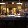 Canopia Ledro Pavillon, anthrazitgrau, mit feiernder Gesellschaft am Tisch.
