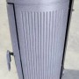 Grauer Plamen Gala Gusskaminofen, 8 kW, mit gerundeter Form und Rippenstruktur. Robuster Kaminofen.